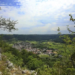 Vista panorámica de Bad Überkingen con bosques densos y cielos abiertos. Vista panorámica de Bad Überkingen con bosques densos y cielos abiertos.