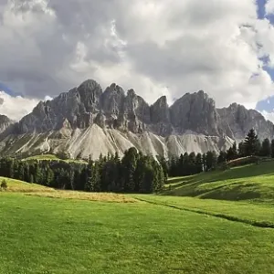 Panoramic view of the Rungtscher Wiesen meadows near Halslhuette mountain lodge and Edelweisshuette mountain lodge