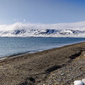 Pebble beach, mountain range, Kinvika
