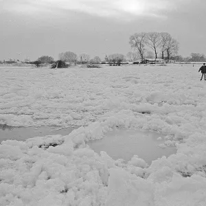 People walk across ice rink, frozen Elbe