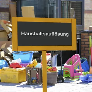 (Photomontage) Sign with the inscription HAUSHALTSAUFLOSUNG in front of bulky waste at a residential building