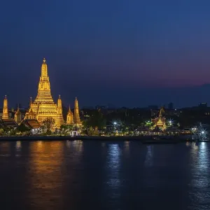 A picture of the Wat Arun Temple at night A picture of the Wat Arun Temple at night