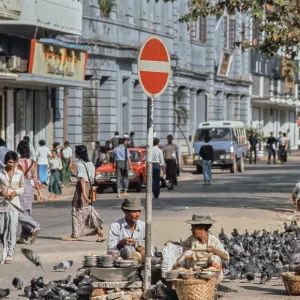 Vendeurs de nourriture pour pigeons à Rangoon, Yangon, Birmanie, Myanmar, Asie 1982