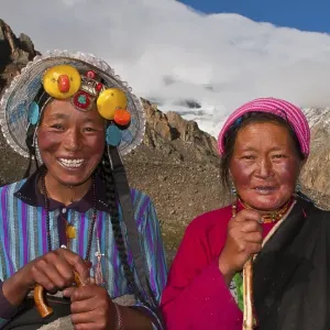 Pilgrims on the Kailash Kora pilgrimage trail Pilgrims on the Kailash Kora pilgrimage trail
