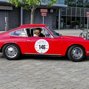 Porsche 912, A vintage Porsche-style red car on cobblestones