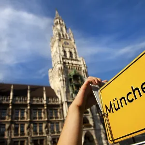 Postcard of "Muenchen" in front of Neues Rathaus Postcard of "Muenchen" in front of Neues Rathaus