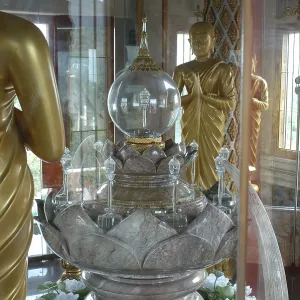 Praying Buddha statues