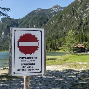 Private access to the lake with a panoramic view of the Alps