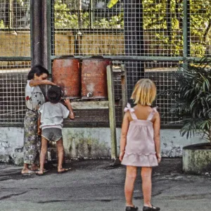 Enfants birmanes et une jeune fille hollandaise blonde se rendent à un réservoir d'eau potable, Rangoun, Yangon, Birmanie, Myanmar, Asie 1982.