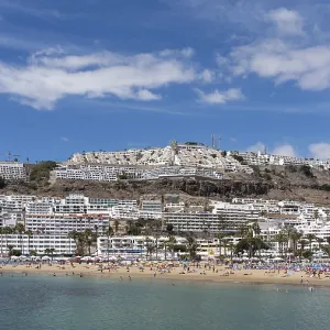 PUERTO RICO, GRAN CANARIA, ISLAS CANARIAS - 9 DE MARZO : Vista de la playa en Puerto Rico Gran Canaria el 9 de marzo de 2022