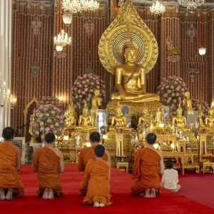 Puja at Wat Chana Songkhram, Bangkok