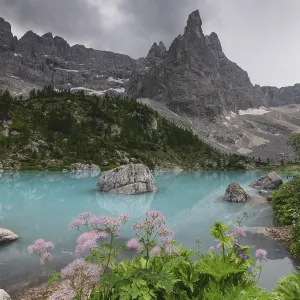 A quiet mountain landscape with a turquoise lake (Lago di Sorapis)