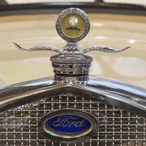 Front with radiator grille and logo of a Ford classic car