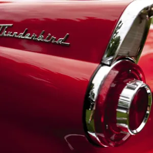 Rückansicht eines roten klassischen Thunderbird in St. Thomas, Ontario, Kanada