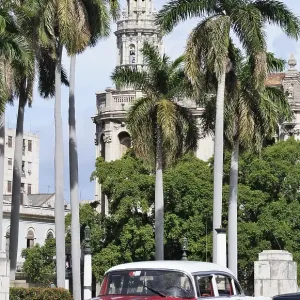 Red classic car, Gran Teatro de La Habana