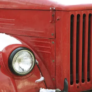El viejo coche rojo debajo de la nieve. El viejo coche rojo debajo de la nieve.