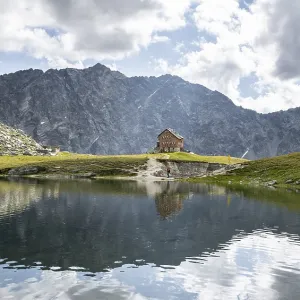 Rocky mountain peaks of the Panargenkamm and mountain hut Neue Reichenberger Hutte