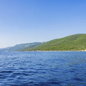 Romantische Aussicht über das Meer und die Bucht der Insel an einem sonnigen Tag auf der Insel Cres. Romantische Aussicht über das Meer und die Bucht der Insel an einem sonnigen Tag auf der Insel Cres.