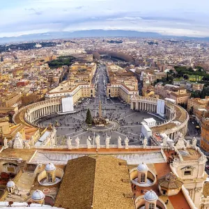 Rome, Italie. La célèbre place Saint-Pierre au Vatican et vue aérienne de la ville Rome.
