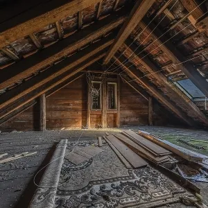 Roof truss of a multi-storey residential building built in 1903 in front of demolition work