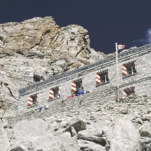 Former Rothorn Hut, now replaced by a new building