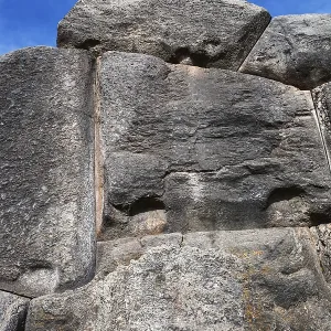Ruinas de las murallas de un antiguo fuerte.