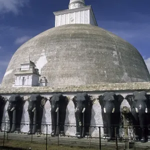 Ruvanvelisaya Dagoba in Anuradhapura