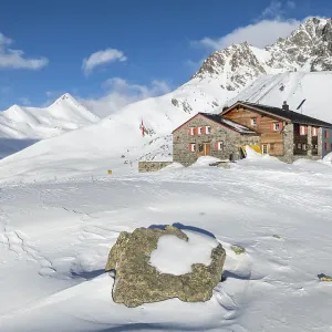 SAC Alpine Club hut in winter, Chamanna d'Es-cha