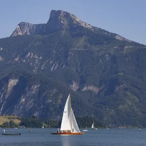 Sailing boats on Lake Mondsee with Schafberg