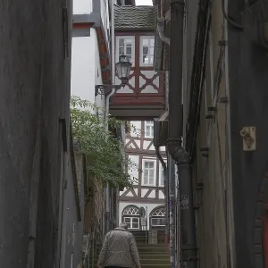 Schmale Gasse mit half-timbered house