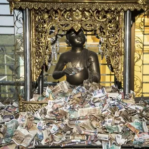 Sculpture and paper money, kyat currency