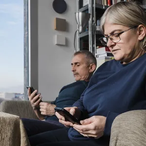 Un couple âgé se détend dans leur salon confortable