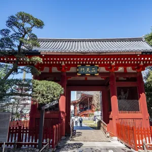 Senso-ji Nitemmon red entrance gate
