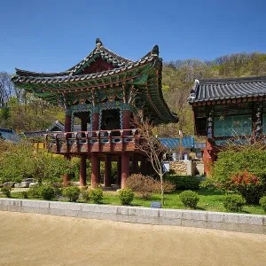 SEORAKSAN, SOUTH KOREA, APRIL 15