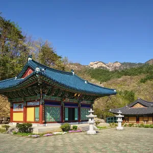 SEORAKSAN, SOUTH KOREA, APRIL 15