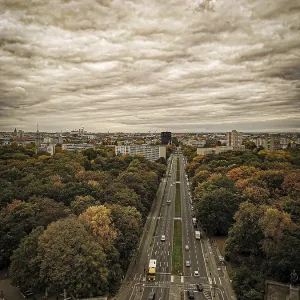 Vue en sépia de la Berliner Straße à l'automne avec un ciel dramatique transmettant une atmosphère nostalgique.