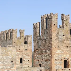 Torres defensivas del Castillo de Arquato, un castillo medieval construido en la cima de una colina homónima y conocido por sus vistas sobre la ciudad de Piacenza, en el norte de Italia.