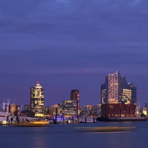 Shipping traffic on Norderelbe in front of Elbe Philharmonic Hall