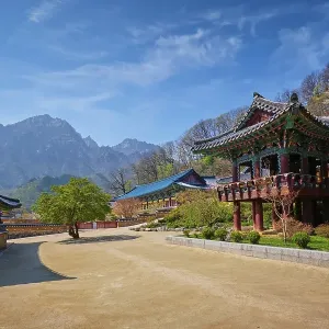 Sinheungsa Buddhist temple in Seoraksan National Park