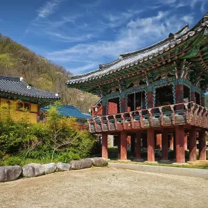 Sinheungsa Buddhist temple in Seoraksan National Park