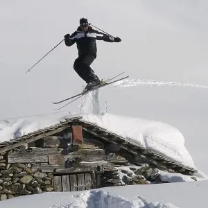Skiers jumping on the Wildkogel