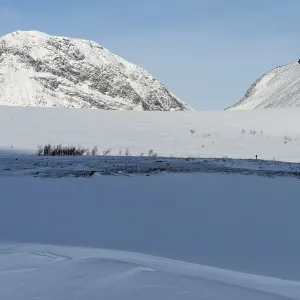 Skiers in the Visttasvaggi valley (Vistasdalen)
