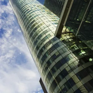 Skyscraper und cloudy blue sky