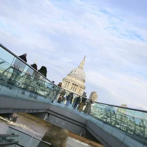 Puentecito con vista del Domo Icono de Londres, Reino Unido