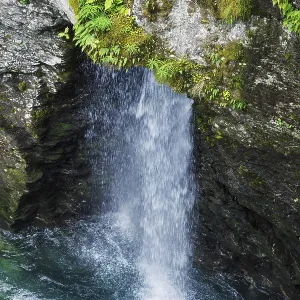 Cascada en las montañas de Noruega durante el verano. Cascada en las montañas de Noruega durante el verano.