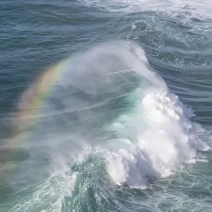 Spectral colours in the spray of a crashing wave Spectral colours in the spray of a crashing wave