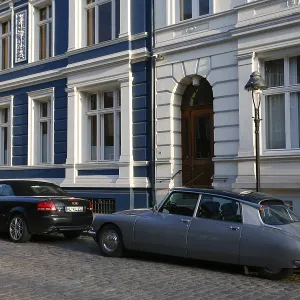Stately homes and vintage cars at the Weiher in Luebeck