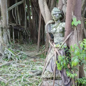 Statue of a Balinese woman, artist Louis van der Noordaa