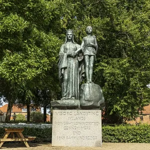 Statue of Queen Margrethe I and Erik of Pomerania Statue of Queen Margrethe I and Erik of Pomerania
