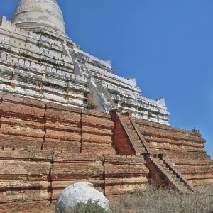 Steep staircase at Shwesandaw Temple Steep staircase at Shwesandaw Temple